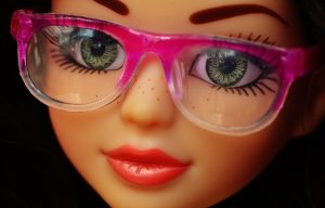 メガネをした人形：目からウロコの耳寄り情報局