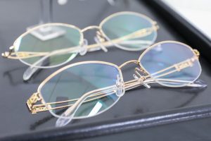 金色のメガネフレーム：目からウロコの耳寄り情報局